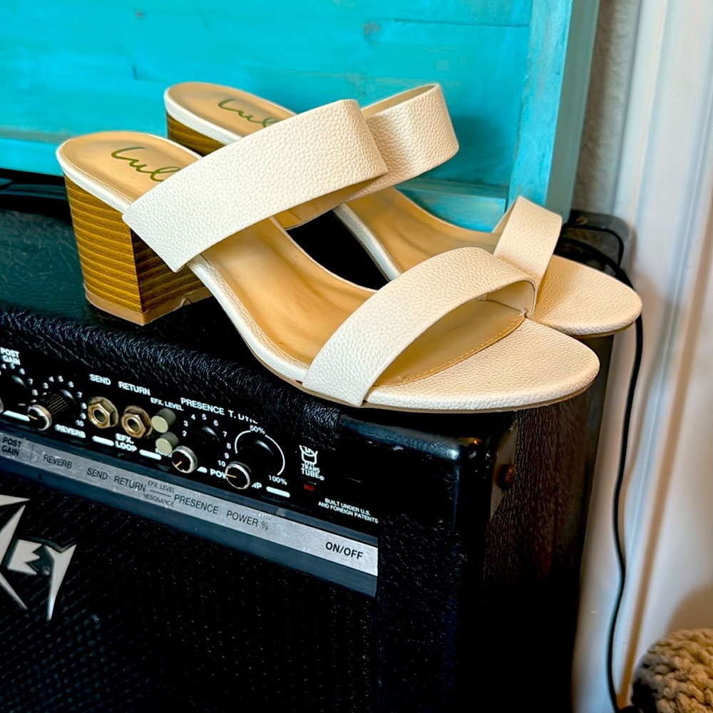 White basic 2.5 in heel 👡
